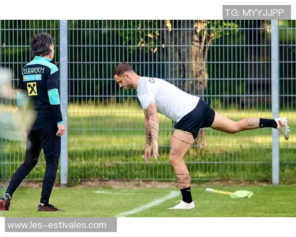 施耐德足球明星的传奇故事与辉煌成就揭秘